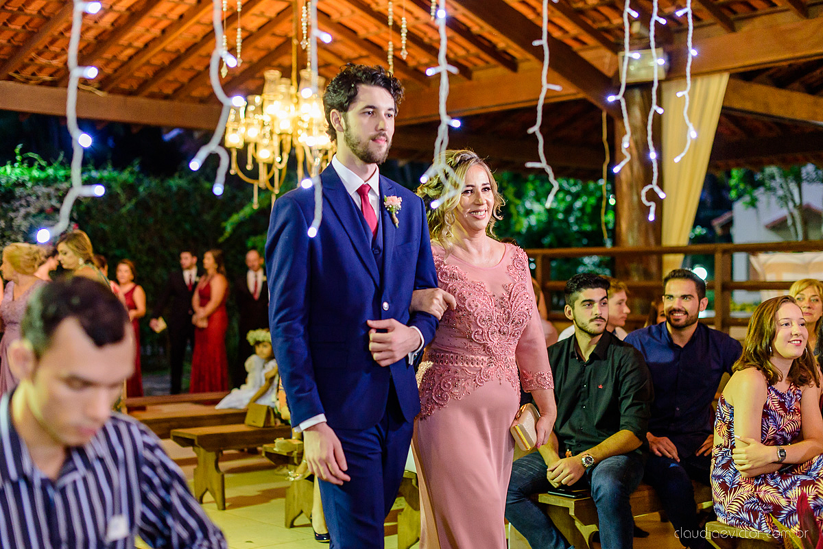 Lindo casamento realizado na fazenda encanto de linhares por fotógrafos de casamento de vila velha fotógrafos de casamento de vitória fotógrafos de casamento de serra espirito santo es com noivo noiva fist look e vestido com buquê de noiva