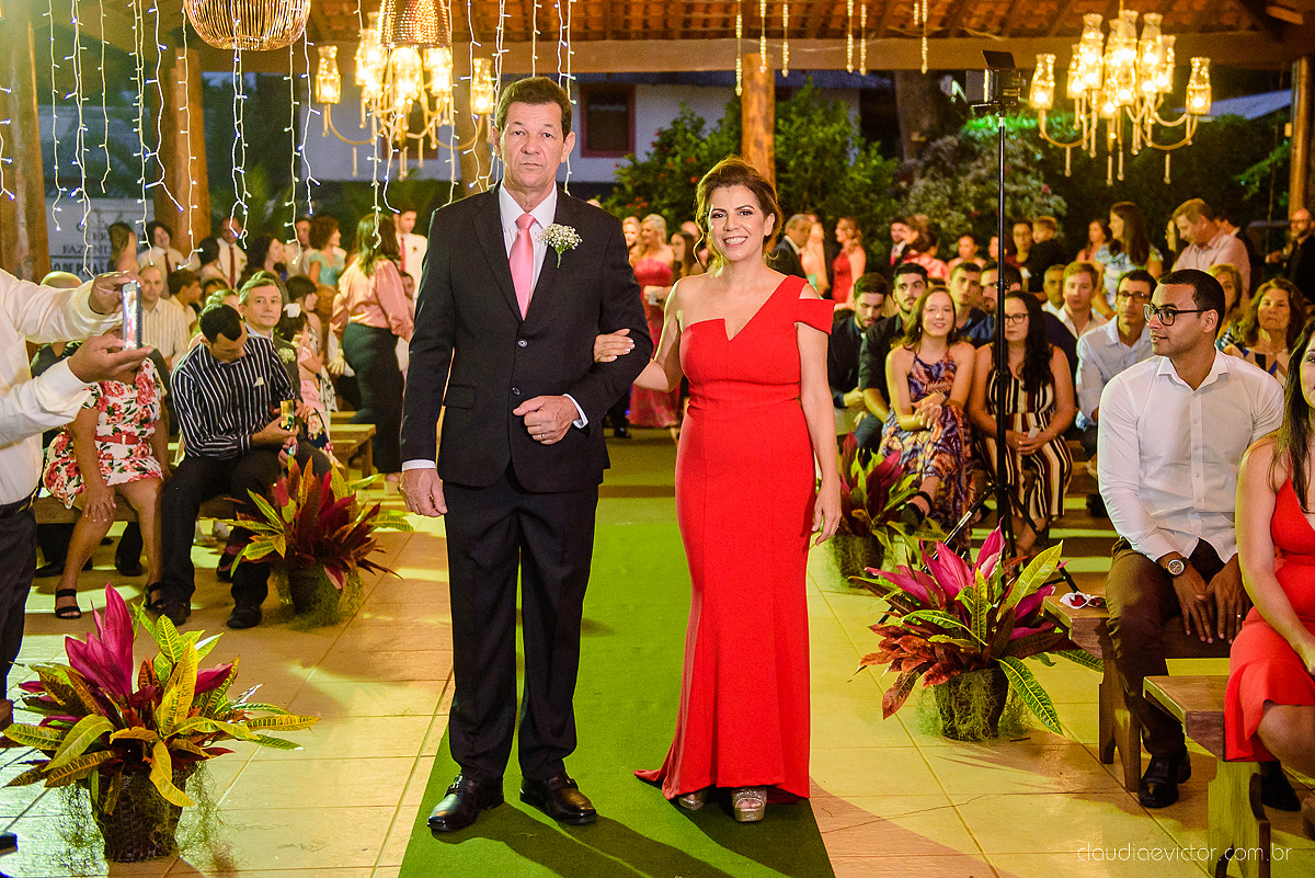 Lindo casamento realizado na fazenda encanto de linhares por fotógrafos de casamento de vila velha fotógrafos de casamento de vitória fotógrafos de casamento de serra espirito santo es com noivo noiva fist look e vestido com buquê de noiva