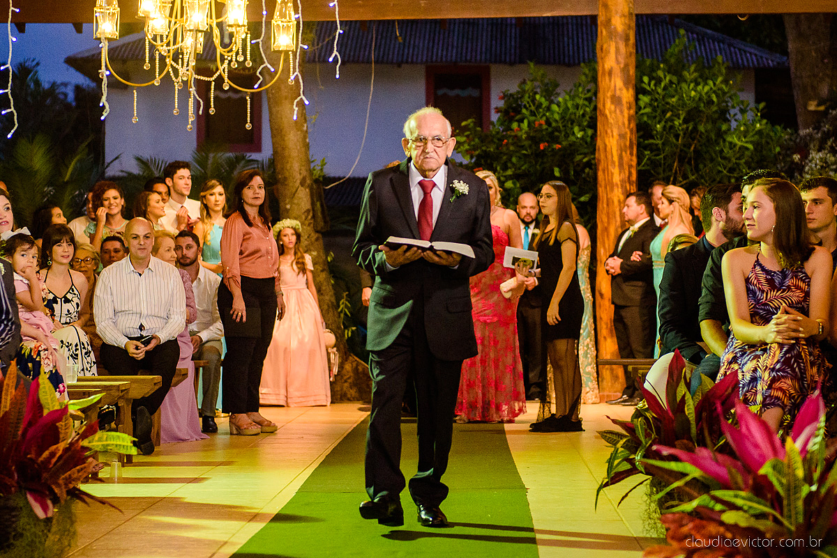 Lindo casamento realizado na fazenda encanto de linhares por fotógrafos de casamento de vila velha fotógrafos de casamento de vitória fotógrafos de casamento de serra espirito santo es com noivo noiva fist look e vestido com buquê de noiva