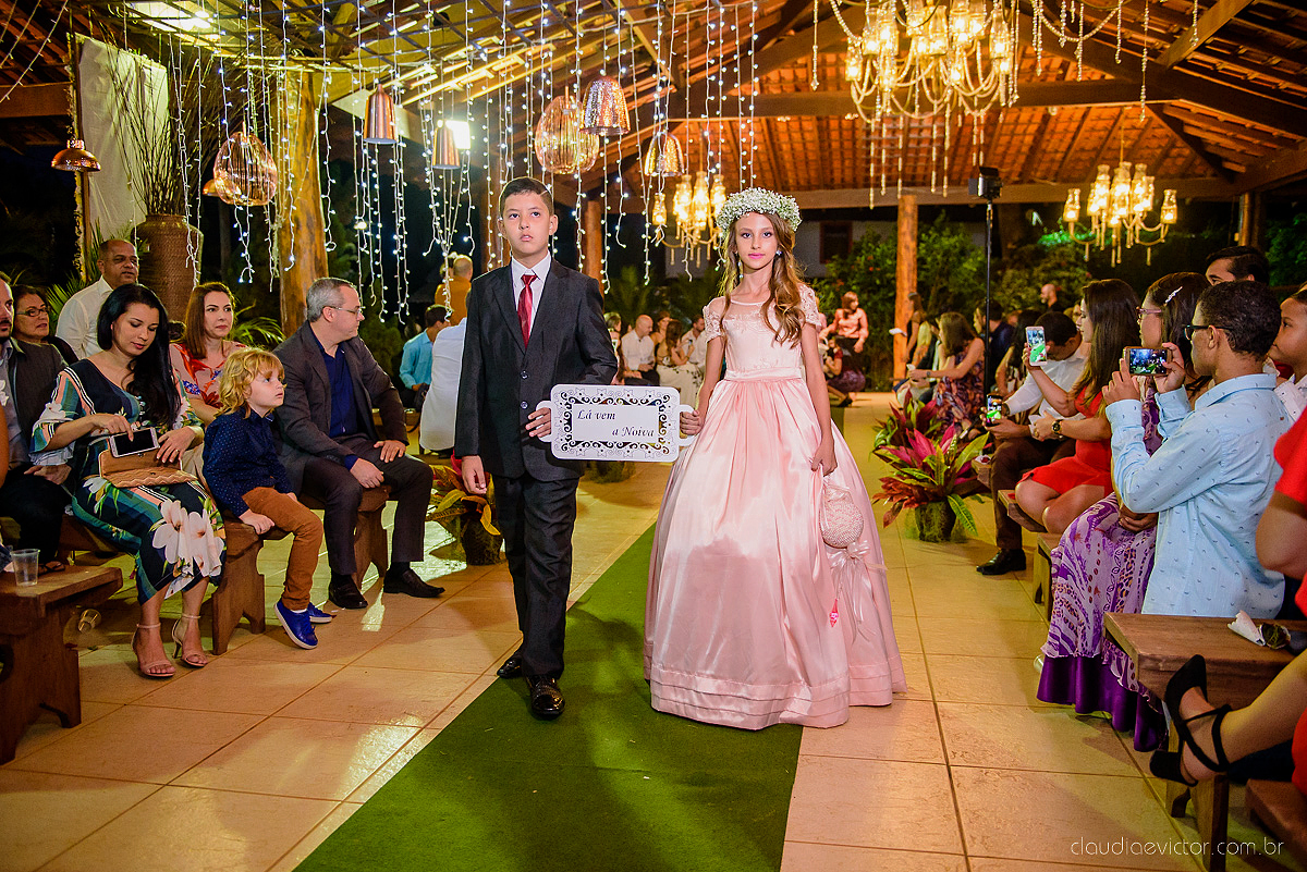 Lindo casamento realizado na fazenda encanto de linhares por fotógrafos de casamento de vila velha fotógrafos de casamento de vitória fotógrafos de casamento de serra espirito santo es com noivo noiva fist look e vestido com buquê de noiva