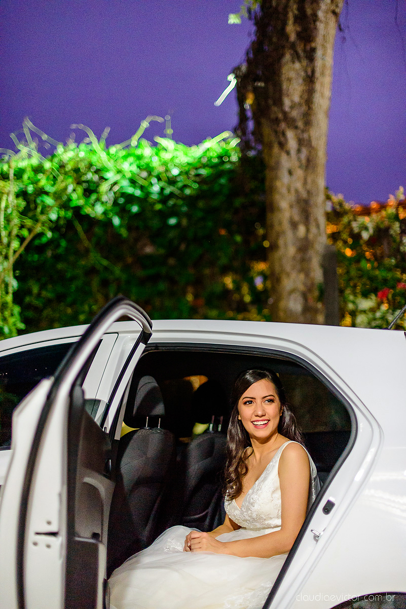 Lindo casamento realizado na fazenda encanto de linhares por fotógrafos de casamento de vila velha fotógrafos de casamento de vitória fotógrafos de casamento de serra espirito santo es com noivo noiva fist look e vestido com buquê de noiva