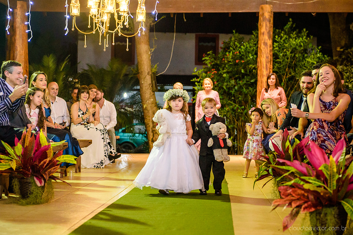 Lindo casamento realizado na fazenda encanto de linhares por fotógrafos de casamento de vila velha fotógrafos de casamento de vitória fotógrafos de casamento de serra espirito santo es com noivo noiva fist look e vestido com buquê de noiva
