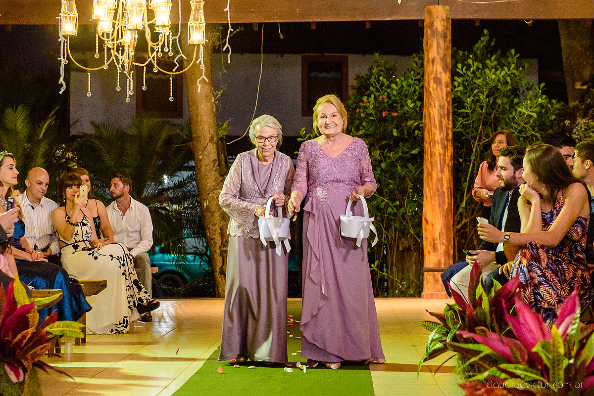 Lindo casamento realizado na fazenda encanto de linhares por fotógrafos de casamento de vila velha fotógrafos de casamento de vitória fotógrafos de casamento de serra espirito santo es com noivo noiva fist look e vestido com buquê de noiva