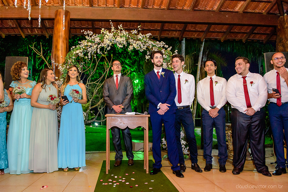 Lindo casamento realizado na fazenda encanto de linhares por fotógrafos de casamento de vila velha fotógrafos de casamento de vitória fotógrafos de casamento de serra espirito santo es com noivo noiva fist look e vestido com buquê de noiva