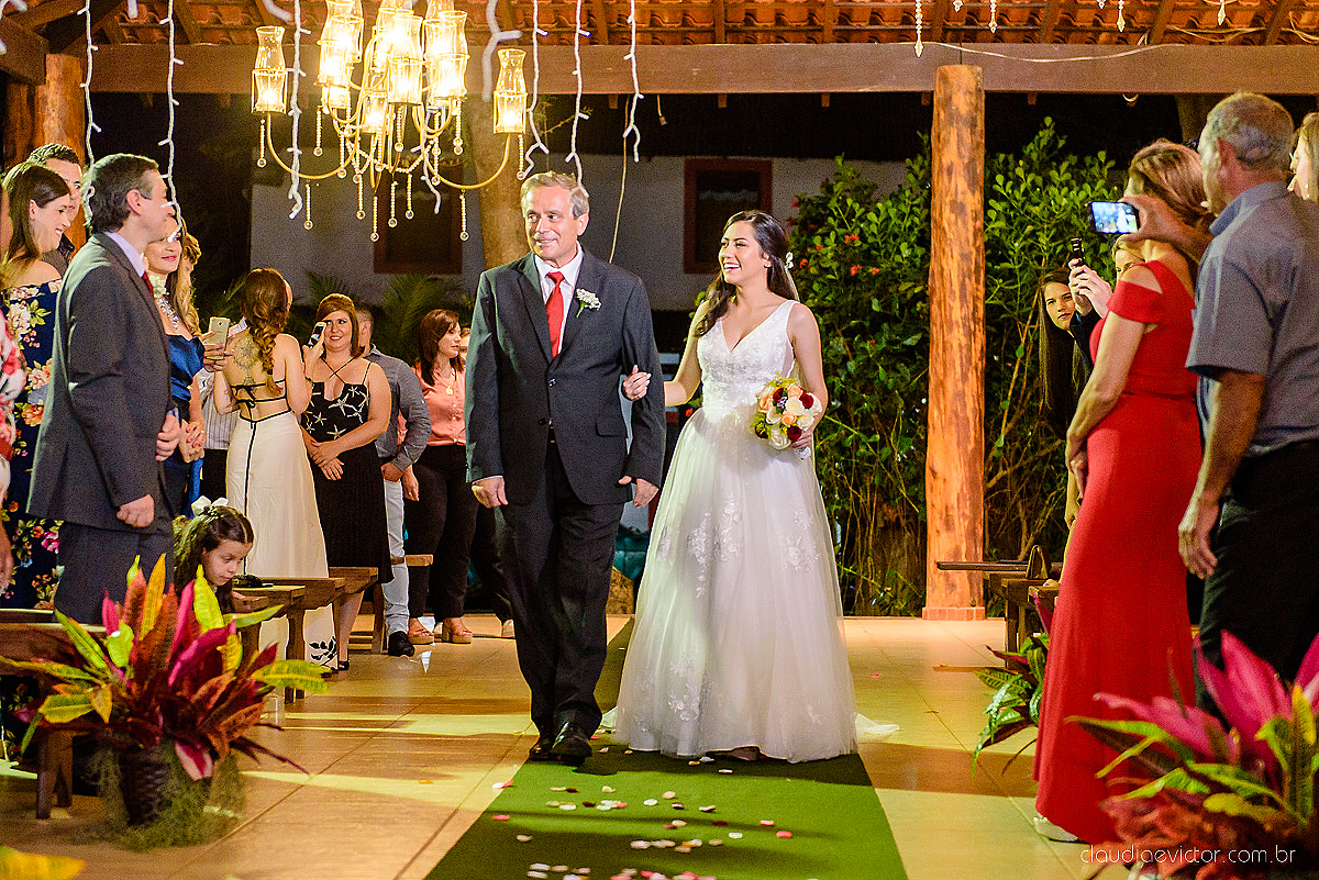 Lindo casamento realizado na fazenda encanto de linhares por fotógrafos de casamento de vila velha fotógrafos de casamento de vitória fotógrafos de casamento de serra espirito santo es com noivo noiva fist look e vestido com buquê de noiva