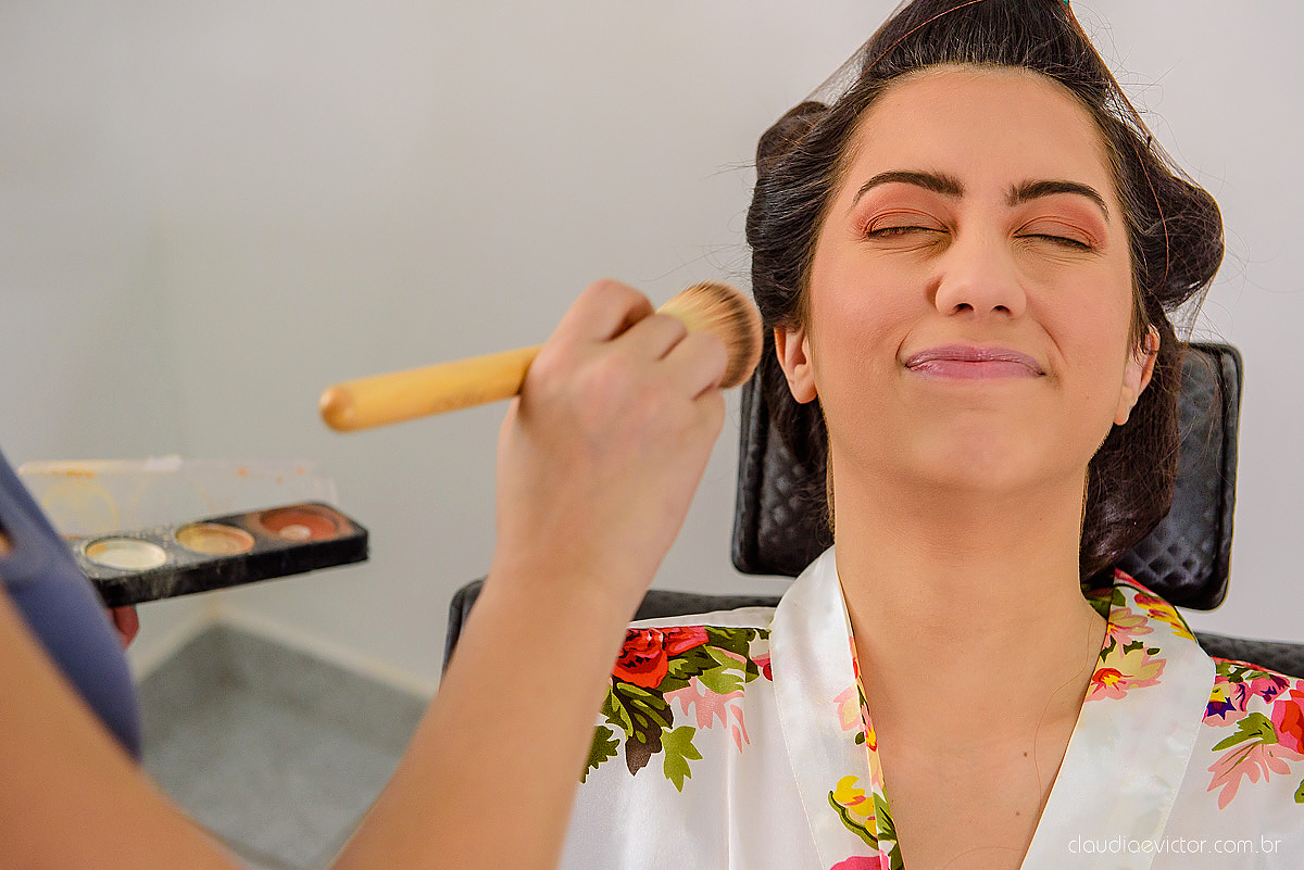 Lindo casamento realizado na fazenda encanto de linhares por fotógrafos de casamento de vila velha fotógrafos de casamento de vitória fotógrafos de casamento de serra espirito santo es com noivo noiva fist look e vestido com buquê de noiva