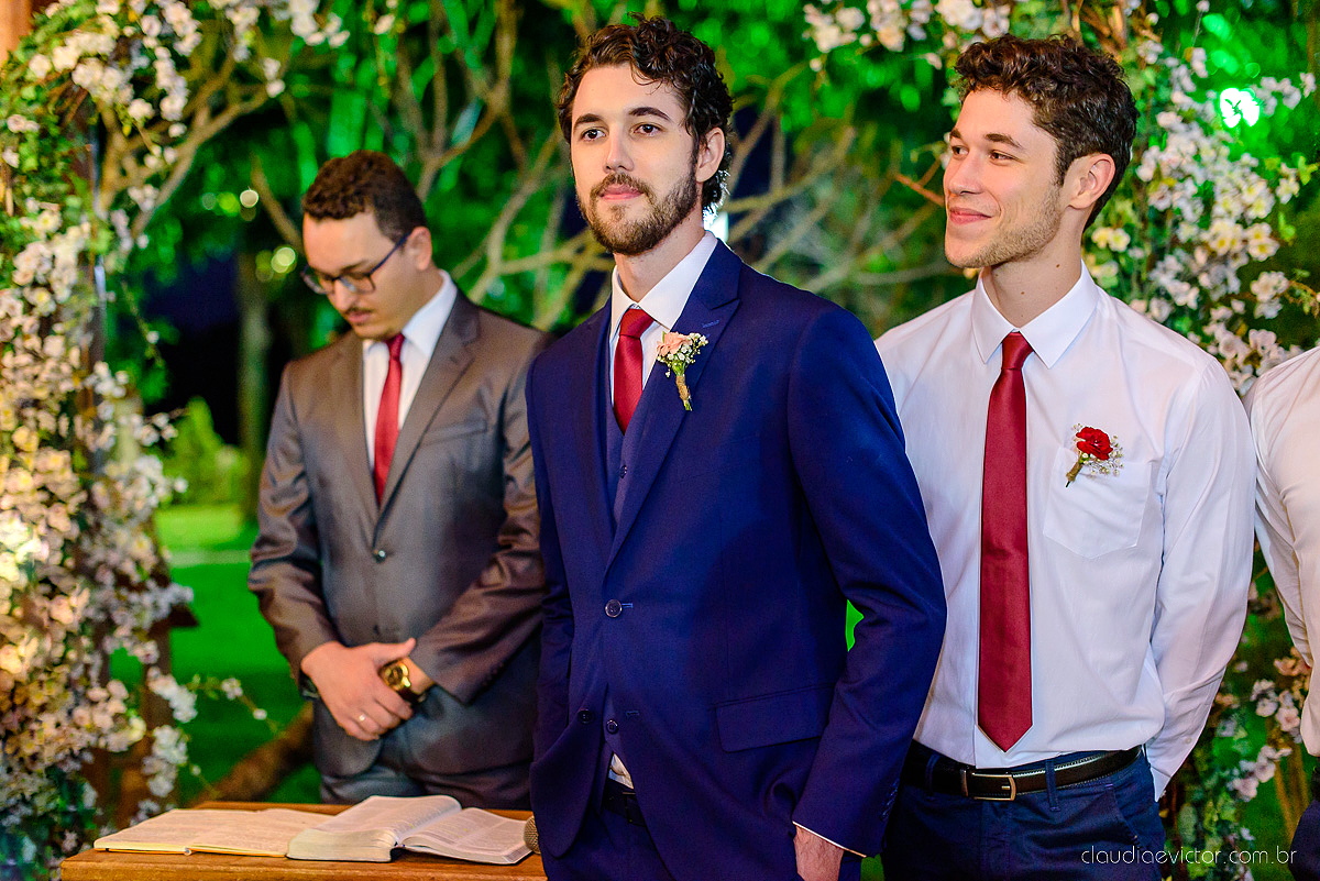 Lindo casamento realizado na fazenda encanto de linhares por fotógrafos de casamento de vila velha fotógrafos de casamento de vitória fotógrafos de casamento de serra espirito santo es com noivo noiva fist look e vestido com buquê de noiva