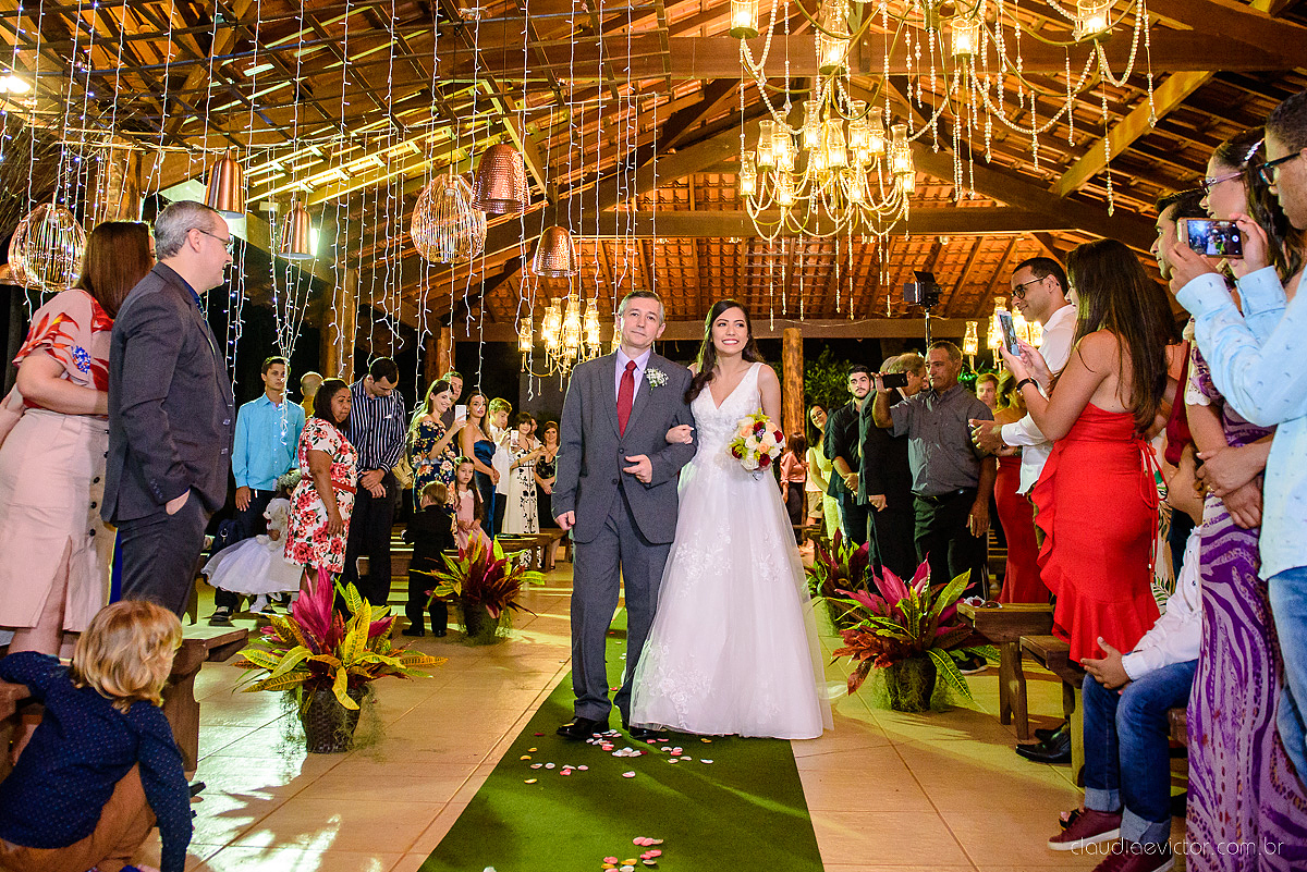 Lindo casamento realizado na fazenda encanto de linhares por fotógrafos de casamento de vila velha fotógrafos de casamento de vitória fotógrafos de casamento de serra espirito santo es com noivo noiva fist look e vestido com buquê de noiva