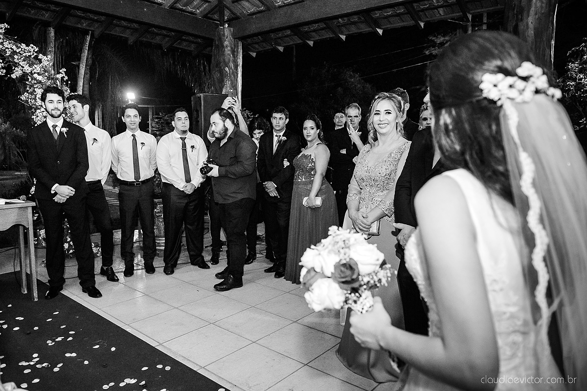 Lindo casamento realizado na fazenda encanto de linhares por fotógrafos de casamento de vila velha fotógrafos de casamento de vitória fotógrafos de casamento de serra espirito santo es com noivo noiva fist look e vestido com buquê de noiva