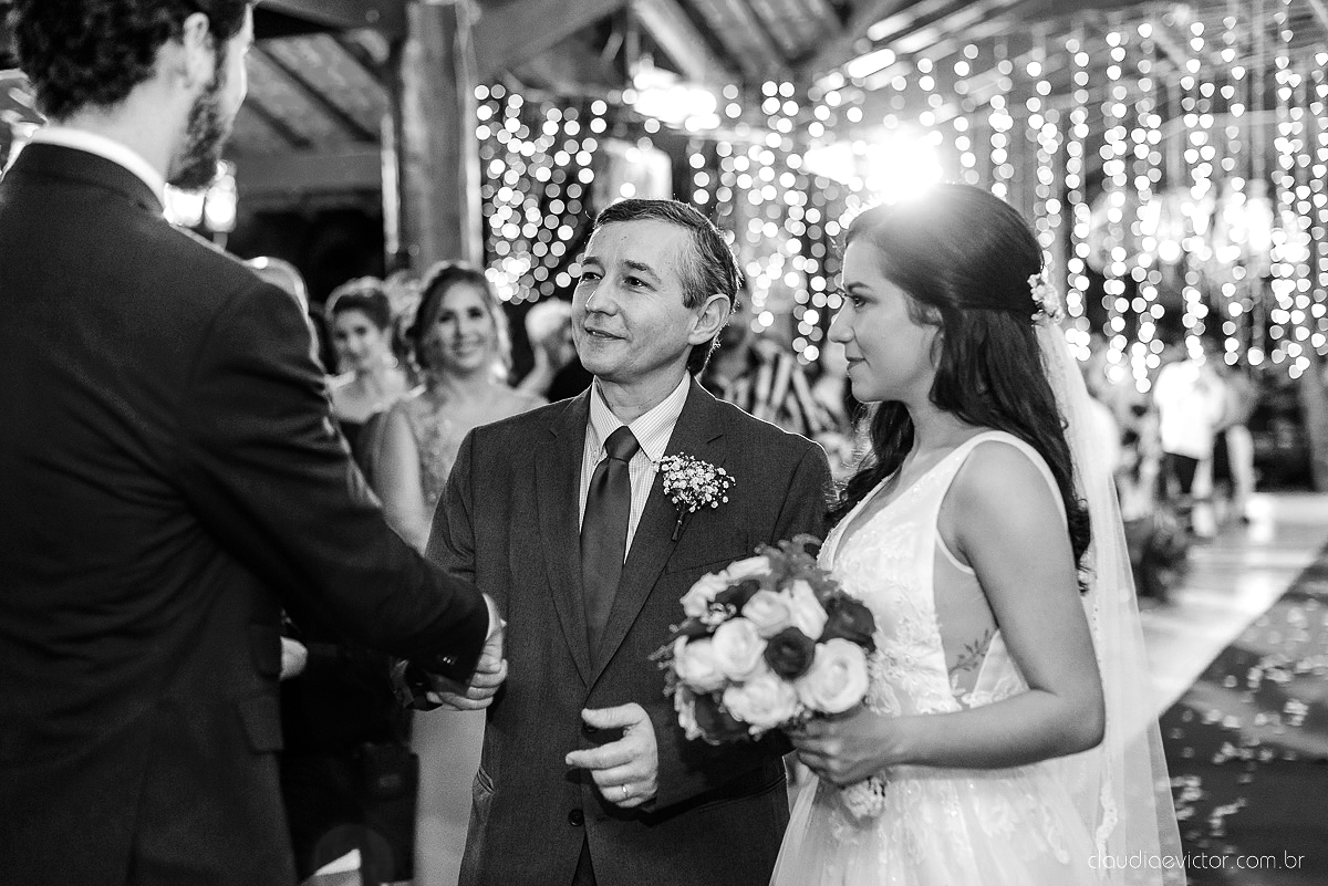 Lindo casamento realizado na fazenda encanto de linhares por fotógrafos de casamento de vila velha fotógrafos de casamento de vitória fotógrafos de casamento de serra espirito santo es com noivo noiva fist look e vestido com buquê de noiva