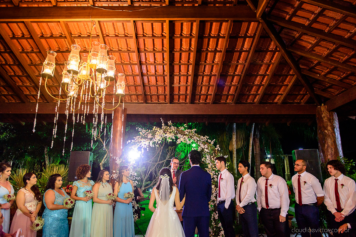 Lindo casamento realizado na fazenda encanto de linhares por fotógrafos de casamento de vila velha fotógrafos de casamento de vitória fotógrafos de casamento de serra espirito santo es com noivo noiva fist look e vestido com buquê de noiva