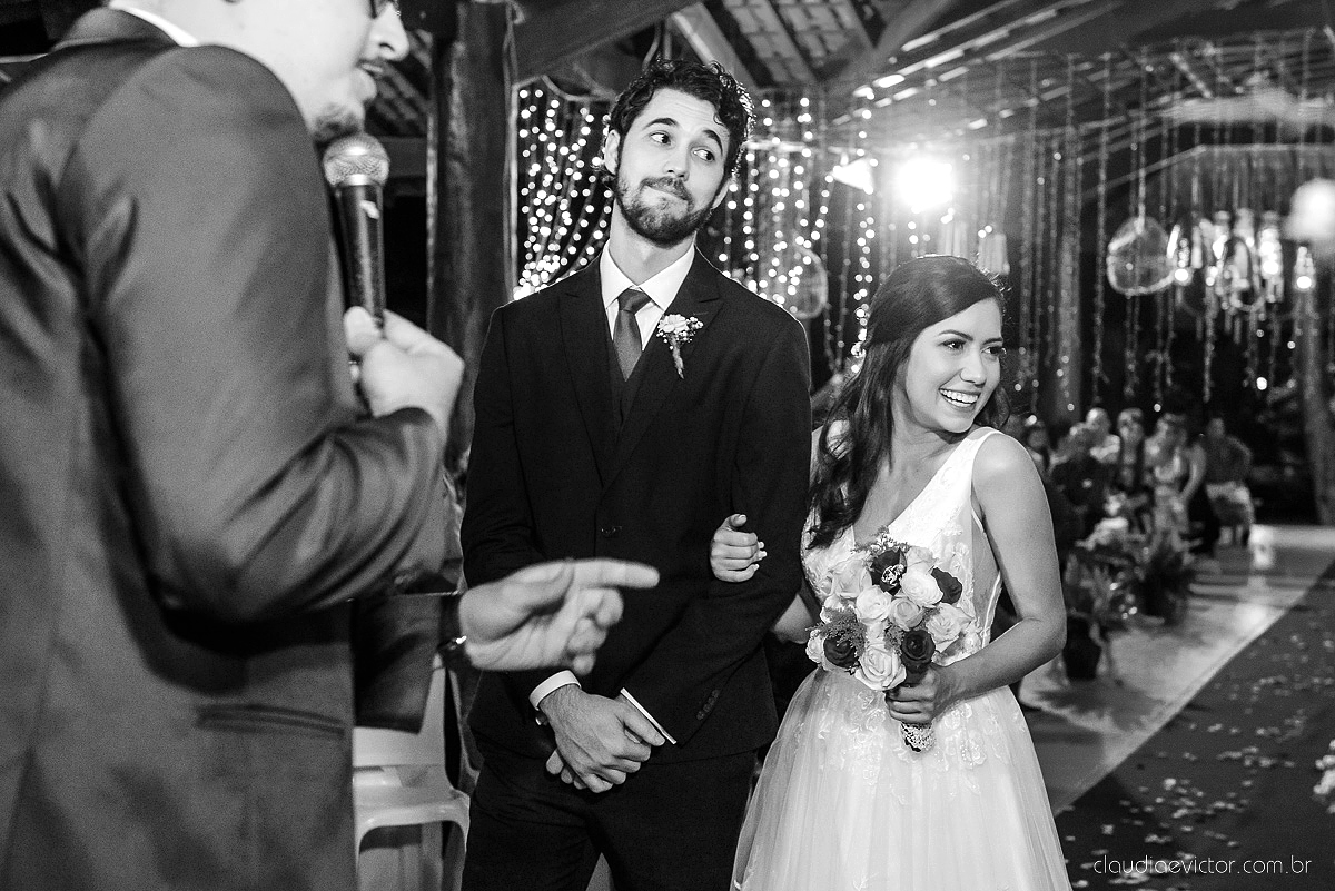 Lindo casamento realizado na fazenda encanto de linhares por fotógrafos de casamento de vila velha fotógrafos de casamento de vitória fotógrafos de casamento de serra espirito santo es com noivo noiva fist look e vestido com buquê de noiva