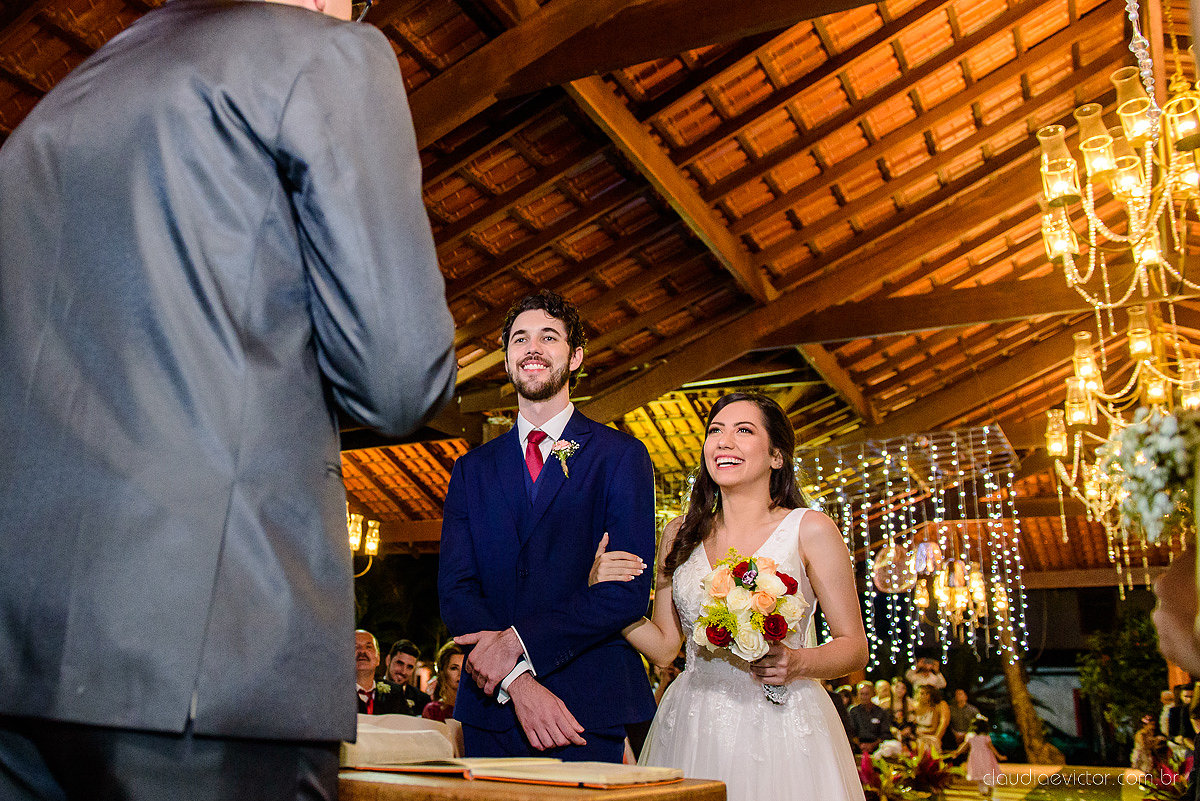 Lindo casamento realizado na fazenda encanto de linhares por fotógrafos de casamento de vila velha fotógrafos de casamento de vitória fotógrafos de casamento de serra espirito santo es com noivo noiva fist look e vestido com buquê de noiva