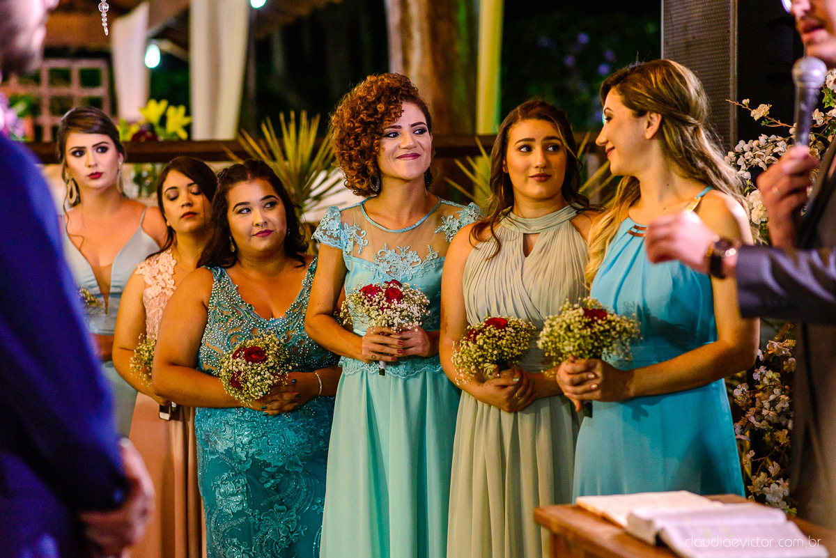 Lindo casamento realizado na fazenda encanto de linhares por fotógrafos de casamento de vila velha fotógrafos de casamento de vitória fotógrafos de casamento de serra espirito santo es com noivo noiva fist look e vestido com buquê de noiva