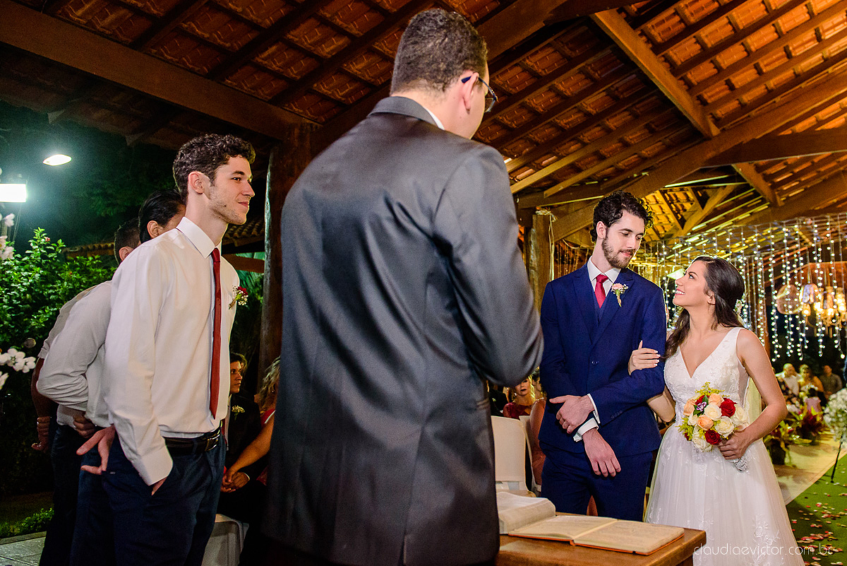 Lindo casamento realizado na fazenda encanto de linhares por fotógrafos de casamento de vila velha fotógrafos de casamento de vitória fotógrafos de casamento de serra espirito santo es com noivo noiva fist look e vestido com buquê de noiva