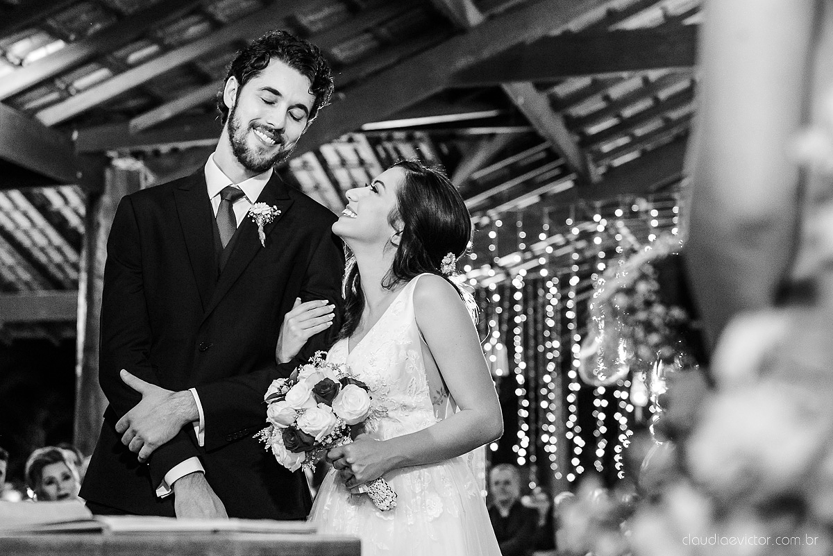 Lindo casamento realizado na fazenda encanto de linhares por fotógrafos de casamento de vila velha fotógrafos de casamento de vitória fotógrafos de casamento de serra espirito santo es com noivo noiva fist look e vestido com buquê de noiva