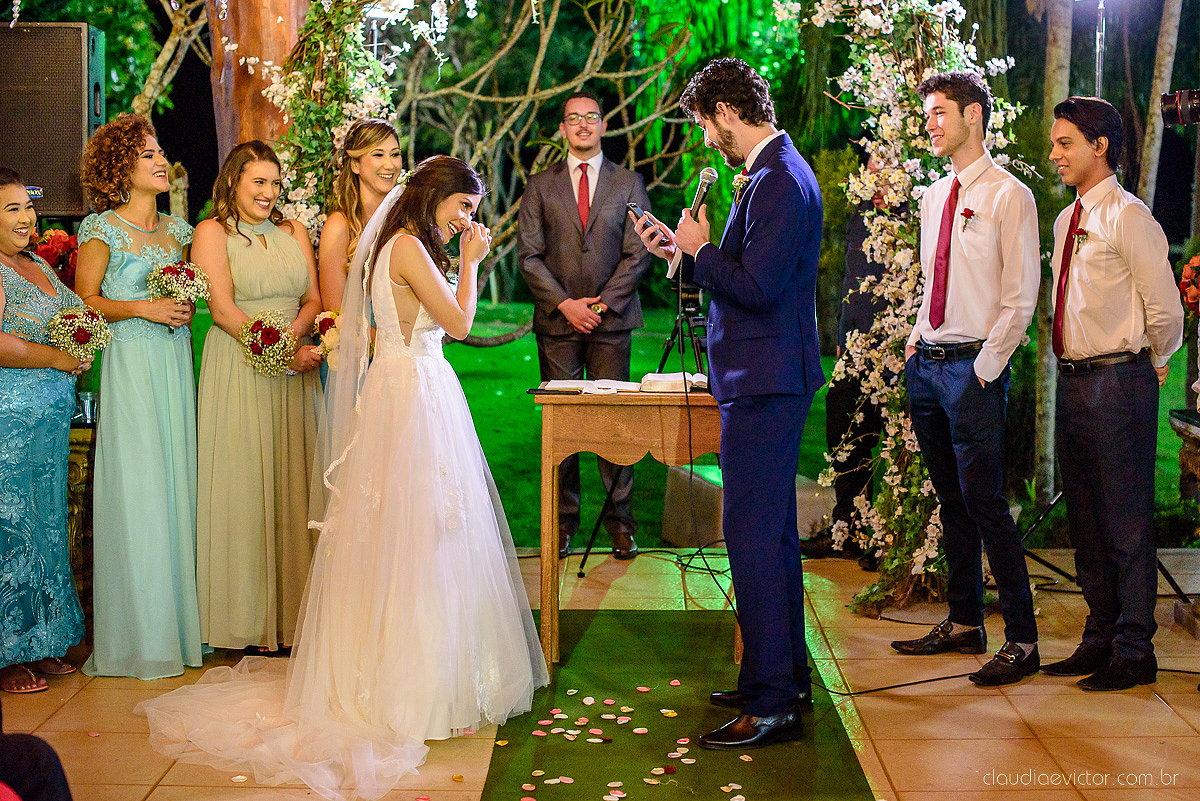Lindo casamento realizado na fazenda encanto de linhares por fotógrafos de casamento de vila velha fotógrafos de casamento de vitória fotógrafos de casamento de serra espirito santo es com noivo noiva fist look e vestido com buquê de noiva