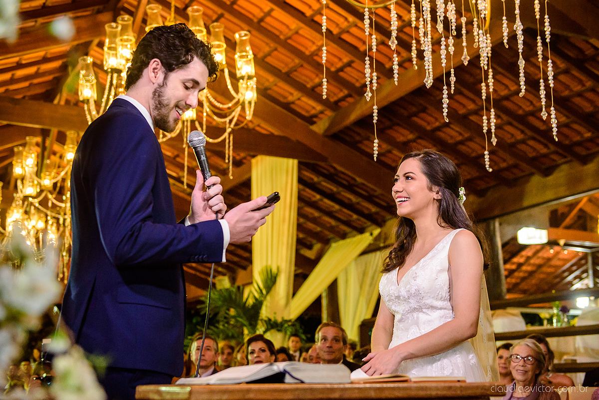 Lindo casamento realizado na fazenda encanto de linhares por fotógrafos de casamento de vila velha fotógrafos de casamento de vitória fotógrafos de casamento de serra espirito santo es com noivo noiva fist look e vestido com buquê de noiva