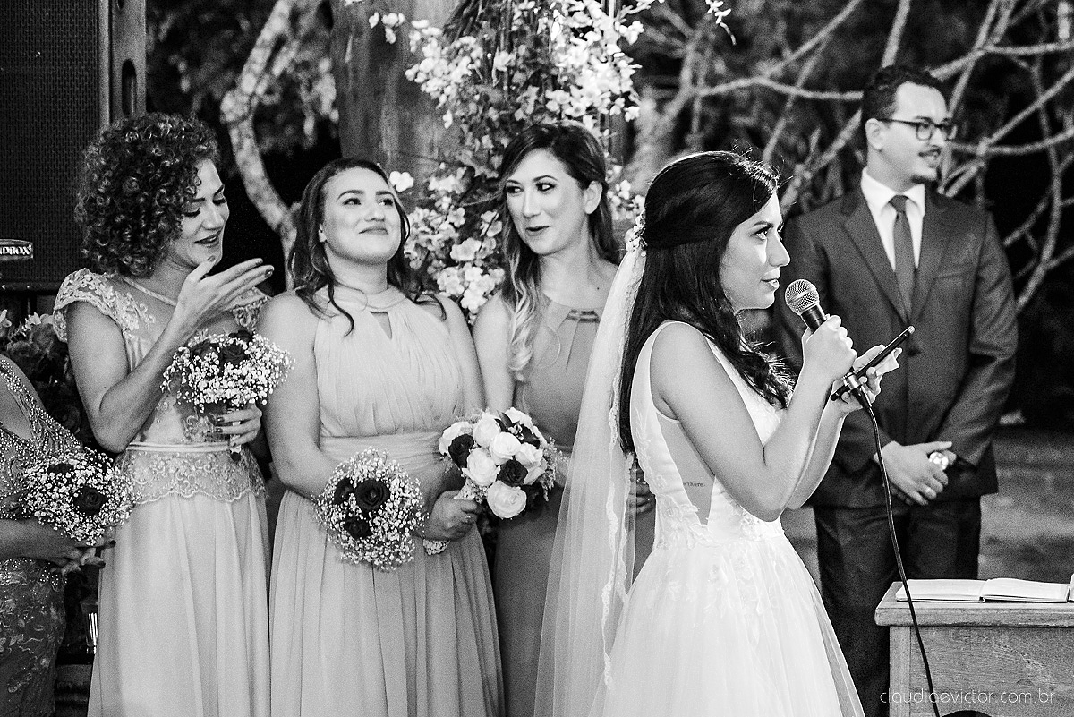 Lindo casamento realizado na fazenda encanto de linhares por fotógrafos de casamento de vila velha fotógrafos de casamento de vitória fotógrafos de casamento de serra espirito santo es com noivo noiva fist look e vestido com buquê de noiva