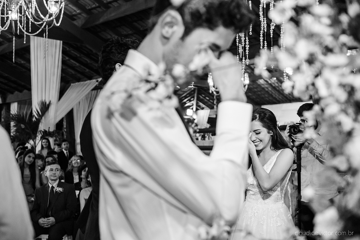 Lindo casamento realizado na fazenda encanto de linhares por fotógrafos de casamento de vila velha fotógrafos de casamento de vitória fotógrafos de casamento de serra espirito santo es com noivo noiva fist look e vestido com buquê de noiva