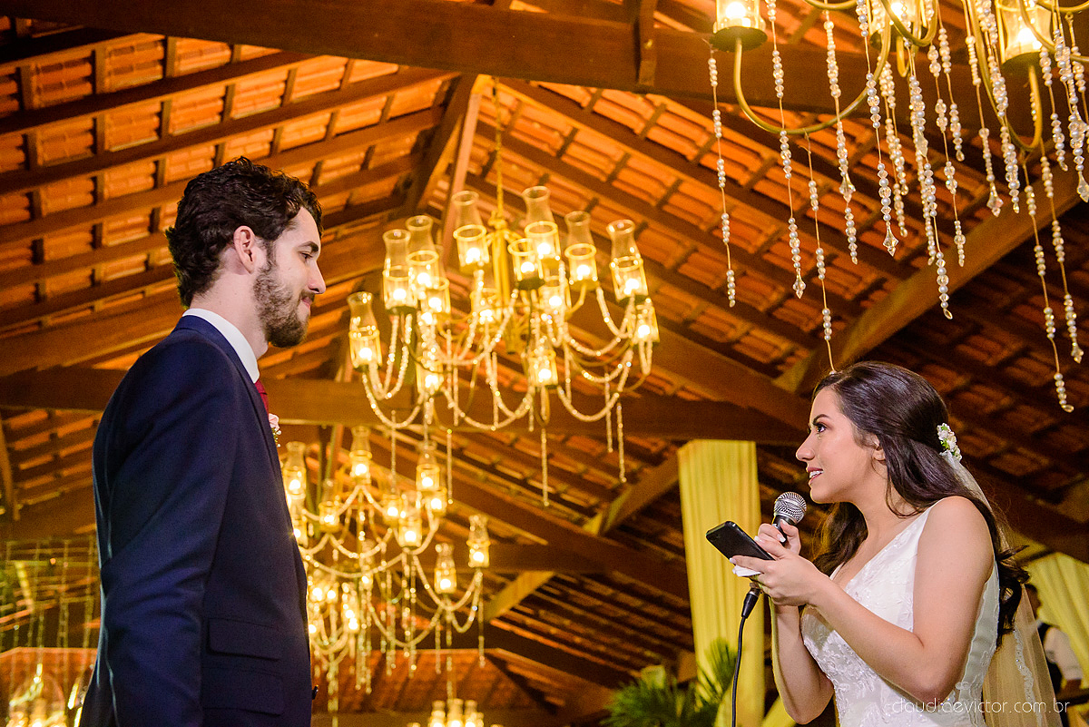 Lindo casamento realizado na fazenda encanto de linhares por fotógrafos de casamento de vila velha fotógrafos de casamento de vitória fotógrafos de casamento de serra espirito santo es com noivo noiva fist look e vestido com buquê de noiva