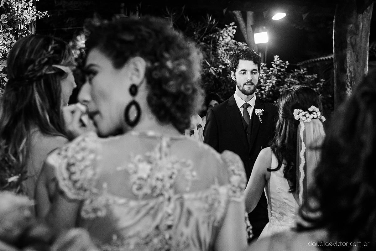 Lindo casamento realizado na fazenda encanto de linhares por fotógrafos de casamento de vila velha fotógrafos de casamento de vitória fotógrafos de casamento de serra espirito santo es com noivo noiva fist look e vestido com buquê de noiva