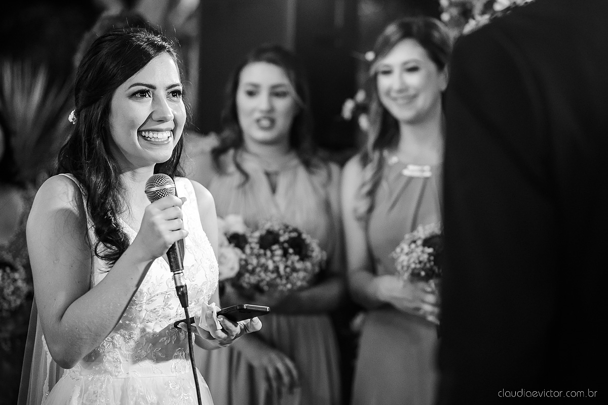 Lindo casamento realizado na fazenda encanto de linhares por fotógrafos de casamento de vila velha fotógrafos de casamento de vitória fotógrafos de casamento de serra espirito santo es com noivo noiva fist look e vestido com buquê de noiva