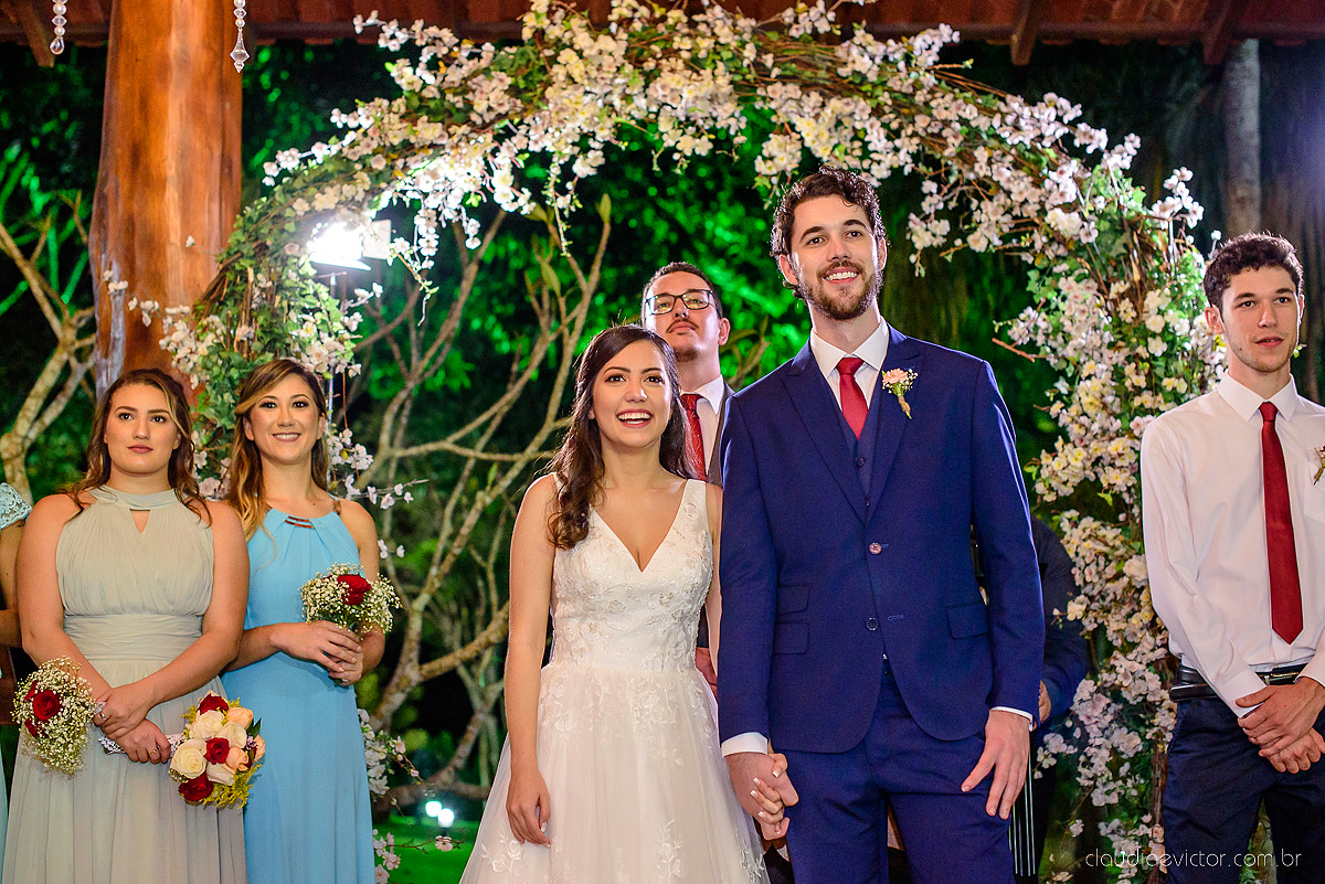Lindo casamento realizado na fazenda encanto de linhares por fotógrafos de casamento de vila velha fotógrafos de casamento de vitória fotógrafos de casamento de serra espirito santo es com noivo noiva fist look e vestido com buquê de noiva