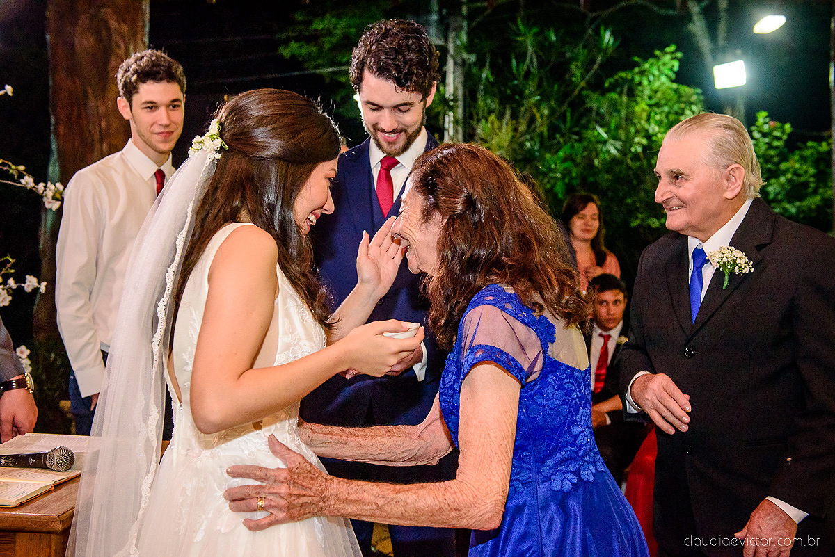 Lindo casamento realizado na fazenda encanto de linhares por fotógrafos de casamento de vila velha fotógrafos de casamento de vitória fotógrafos de casamento de serra espirito santo es com noivo noiva fist look e vestido com buquê de noiva
