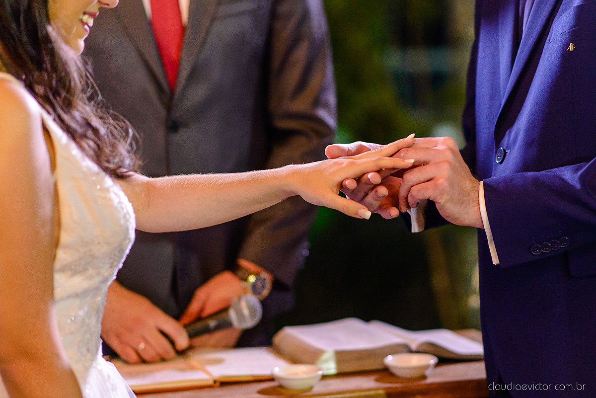 Lindo casamento realizado na fazenda encanto de linhares por fotógrafos de casamento de vila velha fotógrafos de casamento de vitória fotógrafos de casamento de serra espirito santo es com noivo noiva fist look e vestido com buquê de noiva