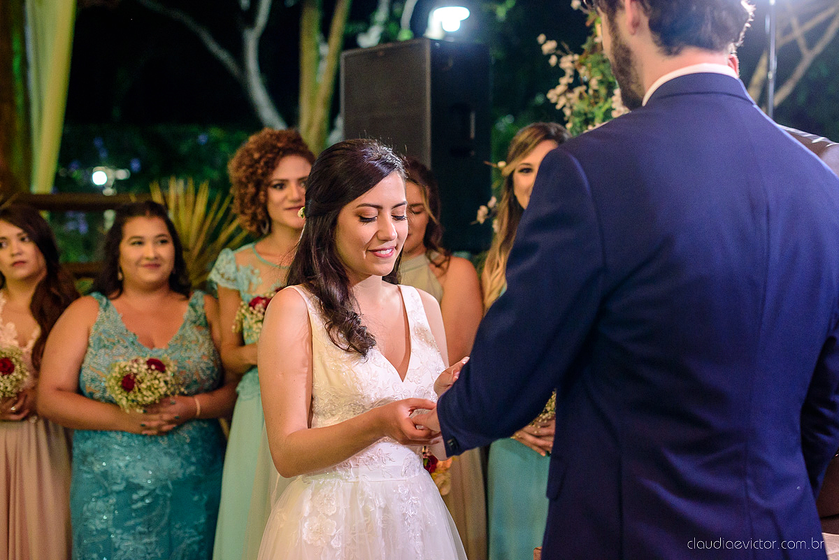 Lindo casamento realizado na fazenda encanto de linhares por fotógrafos de casamento de vila velha fotógrafos de casamento de vitória fotógrafos de casamento de serra espirito santo es com noivo noiva fist look e vestido com buquê de noiva
