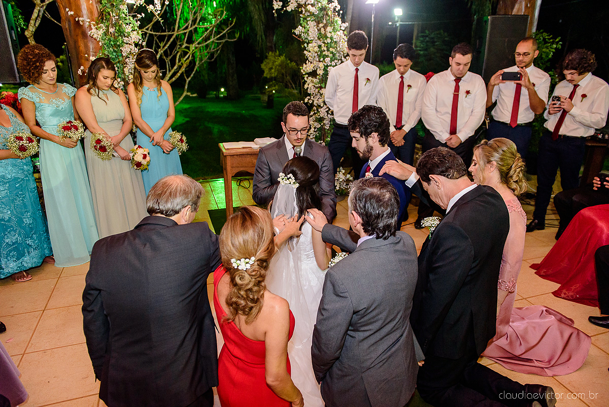 Lindo casamento realizado na fazenda encanto de linhares por fotógrafos de casamento de vila velha fotógrafos de casamento de vitória fotógrafos de casamento de serra espirito santo es com noivo noiva fist look e vestido com buquê de noiva