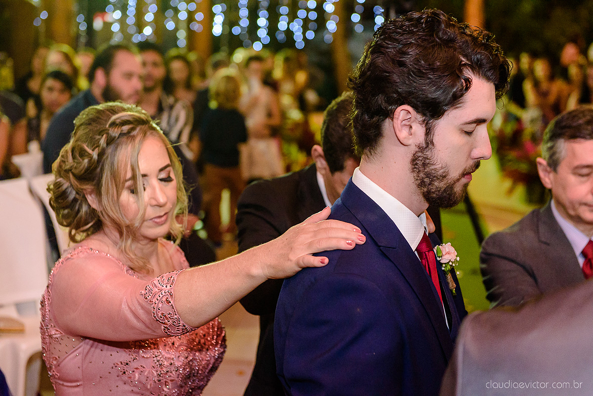 Lindo casamento realizado na fazenda encanto de linhares por fotógrafos de casamento de vila velha fotógrafos de casamento de vitória fotógrafos de casamento de serra espirito santo es com noivo noiva fist look e vestido com buquê de noiva