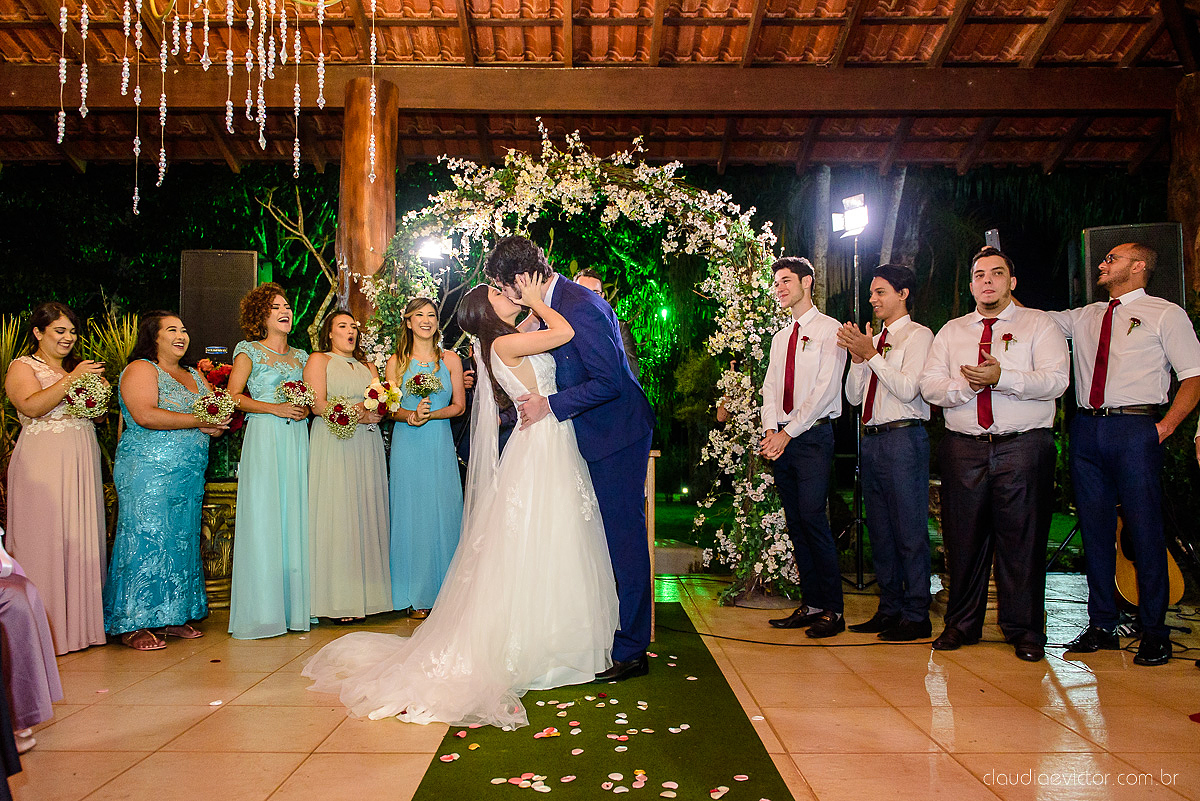 Lindo casamento realizado na fazenda encanto de linhares por fotógrafos de casamento de vila velha fotógrafos de casamento de vitória fotógrafos de casamento de serra espirito santo es com noivo noiva fist look e vestido com buquê de noiva