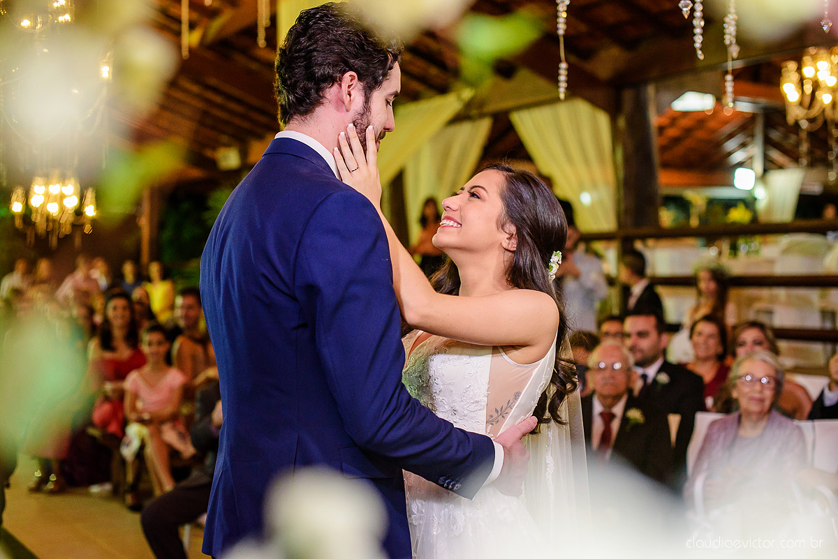 Lindo casamento realizado na fazenda encanto de linhares por fotógrafos de casamento de vila velha fotógrafos de casamento de vitória fotógrafos de casamento de serra espirito santo es com noivo noiva fist look e vestido com buquê de noiva
