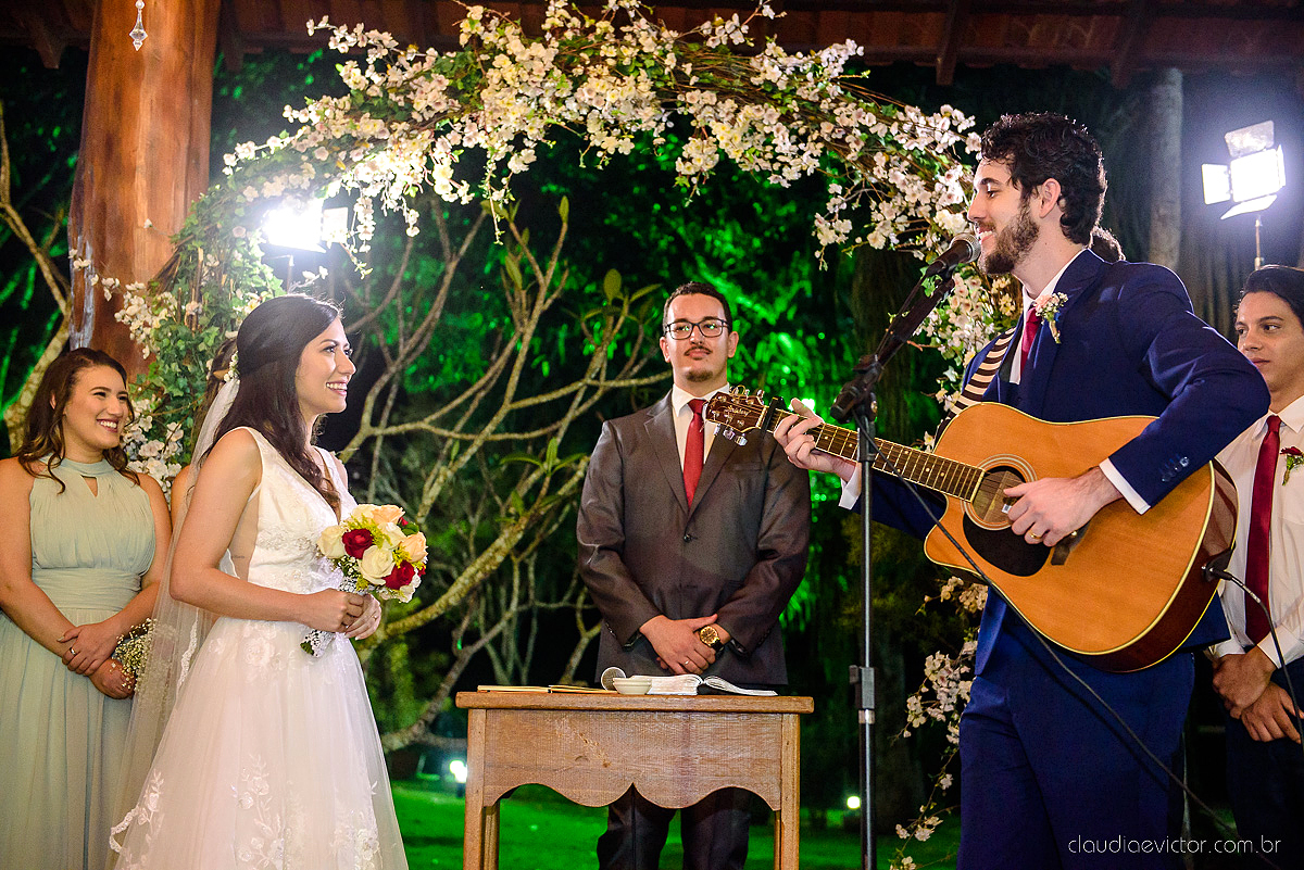 Lindo casamento realizado na fazenda encanto de linhares por fotógrafos de casamento de vila velha fotógrafos de casamento de vitória fotógrafos de casamento de serra espirito santo es com noivo noiva fist look e vestido com buquê de noiva