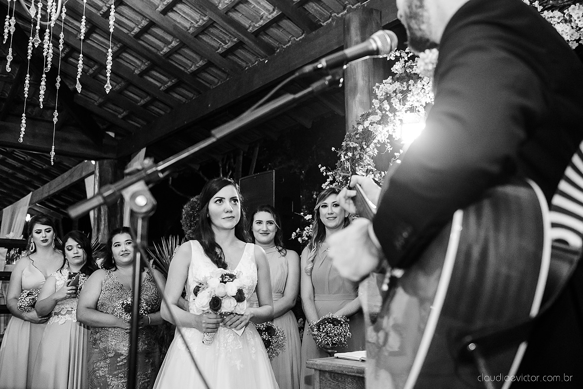 Lindo casamento realizado na fazenda encanto de linhares por fotógrafos de casamento de vila velha fotógrafos de casamento de vitória fotógrafos de casamento de serra espirito santo es com noivo noiva fist look e vestido com buquê de noiva