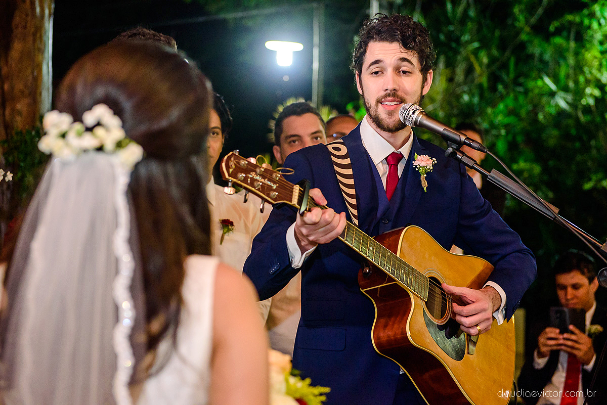 Lindo casamento realizado na fazenda encanto de linhares por fotógrafos de casamento de vila velha fotógrafos de casamento de vitória fotógrafos de casamento de serra espirito santo es com noivo noiva fist look e vestido com buquê de noiva
