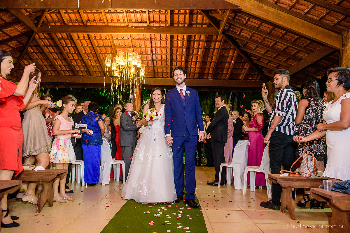 Lindo casamento realizado na fazenda encanto de linhares por fotógrafos de casamento de vila velha fotógrafos de casamento de vitória fotógrafos de casamento de serra espirito santo es com noivo noiva fist look e vestido com buquê de noiva