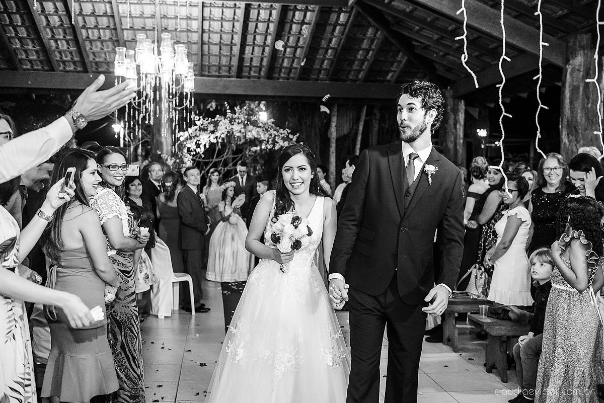 Lindo casamento realizado na fazenda encanto de linhares por fotógrafos de casamento de vila velha fotógrafos de casamento de vitória fotógrafos de casamento de serra espirito santo es com noivo noiva fist look e vestido com buquê de noiva