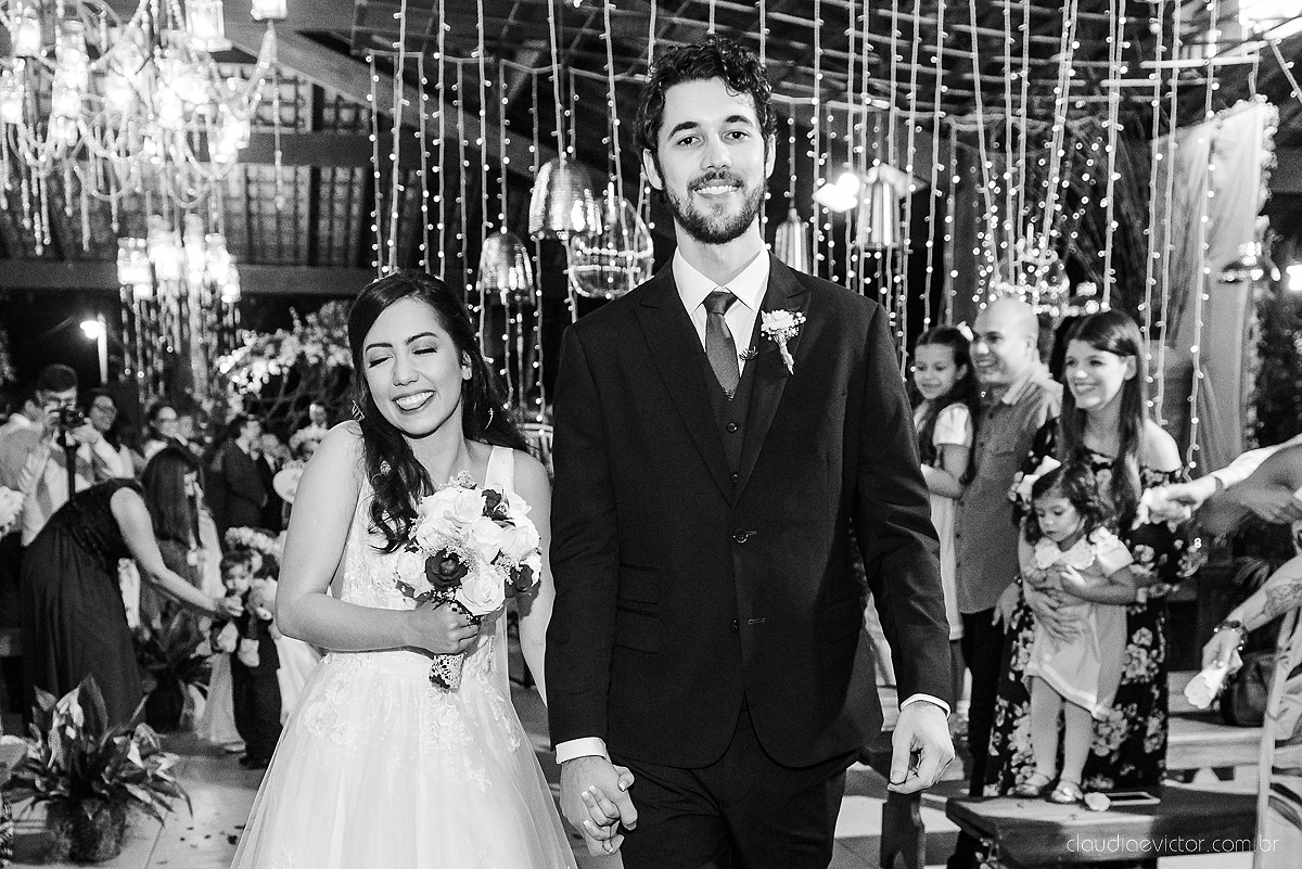 Lindo casamento realizado na fazenda encanto de linhares por fotógrafos de casamento de vila velha fotógrafos de casamento de vitória fotógrafos de casamento de serra espirito santo es com noivo noiva fist look e vestido com buquê de noiva