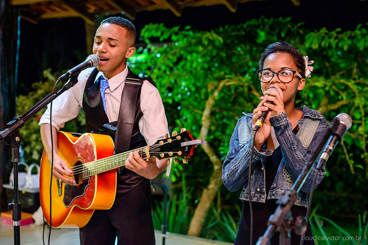 Lindo casamento realizado na fazenda encanto de linhares por fotógrafos de casamento de vila velha fotógrafos de casamento de vitória fotógrafos de casamento de serra espirito santo es com noivo noiva fist look e vestido com buquê de noiva