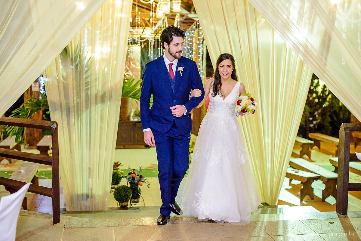 Lindo casamento realizado na fazenda encanto de linhares por fotógrafos de casamento de vila velha fotógrafos de casamento de vitória fotógrafos de casamento de serra espirito santo es com noivo noiva fist look e vestido com buquê de noiva