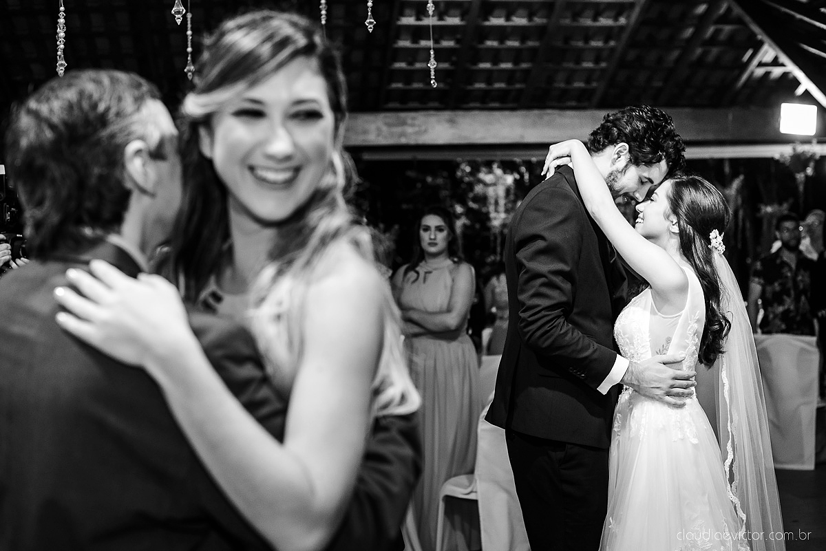 Lindo casamento realizado na fazenda encanto de linhares por fotógrafos de casamento de vila velha fotógrafos de casamento de vitória fotógrafos de casamento de serra espirito santo es com noivo noiva fist look e vestido com buquê de noiva