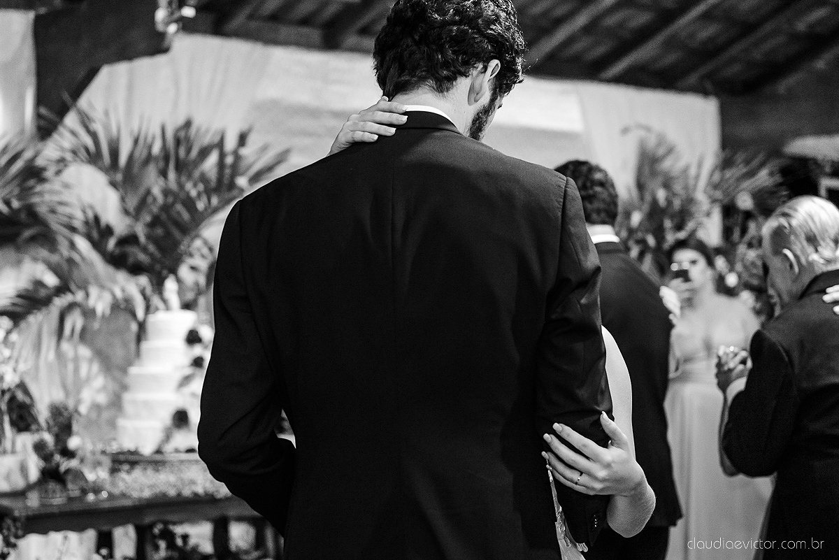 Lindo casamento realizado na fazenda encanto de linhares por fotógrafos de casamento de vila velha fotógrafos de casamento de vitória fotógrafos de casamento de serra espirito santo es com noivo noiva fist look e vestido com buquê de noiva