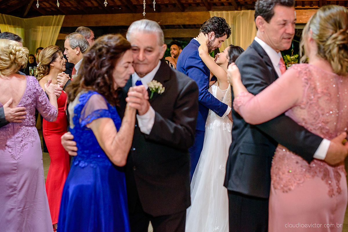 Lindo casamento realizado na fazenda encanto de linhares por fotógrafos de casamento de vila velha fotógrafos de casamento de vitória fotógrafos de casamento de serra espirito santo es com noivo noiva fist look e vestido com buquê de noiva