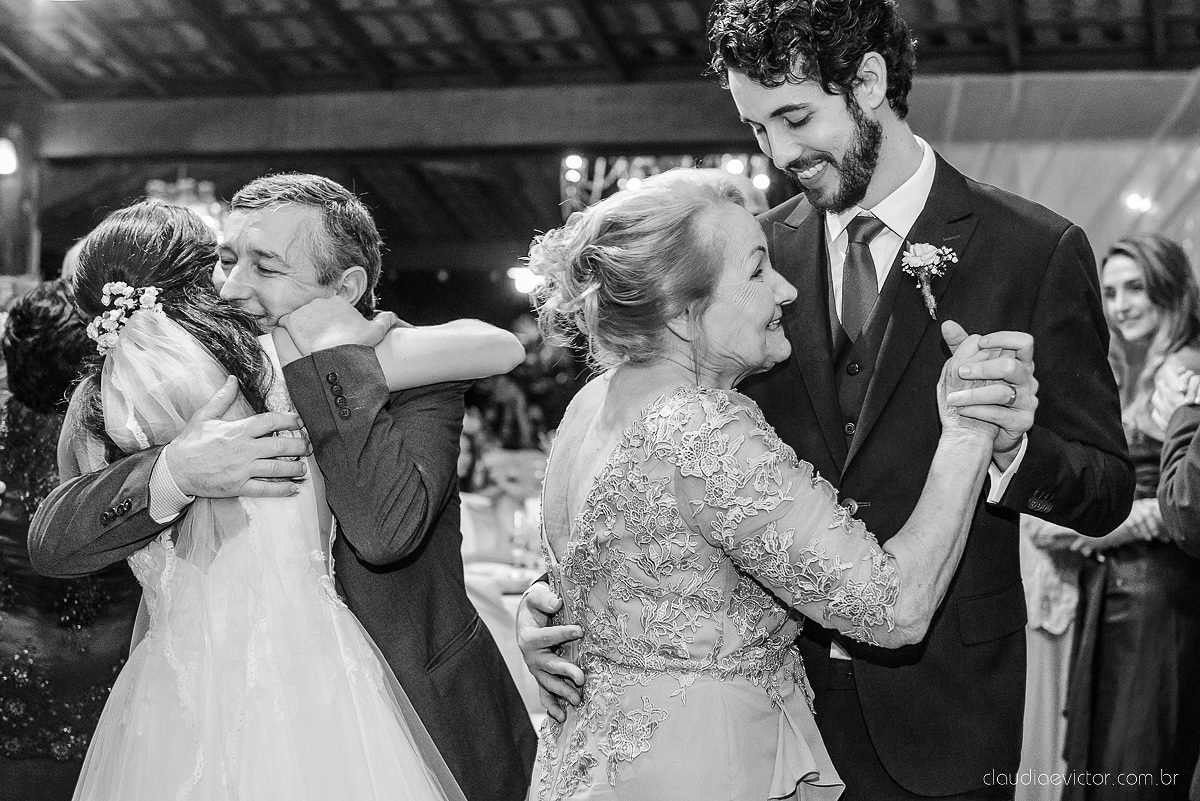 Lindo casamento realizado na fazenda encanto de linhares por fotógrafos de casamento de vila velha fotógrafos de casamento de vitória fotógrafos de casamento de serra espirito santo es com noivo noiva fist look e vestido com buquê de noiva