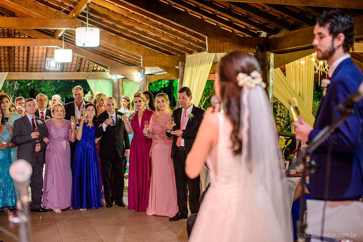 Lindo casamento realizado na fazenda encanto de linhares por fotógrafos de casamento de vila velha fotógrafos de casamento de vitória fotógrafos de casamento de serra espirito santo es com noivo noiva fist look e vestido com buquê de noiva