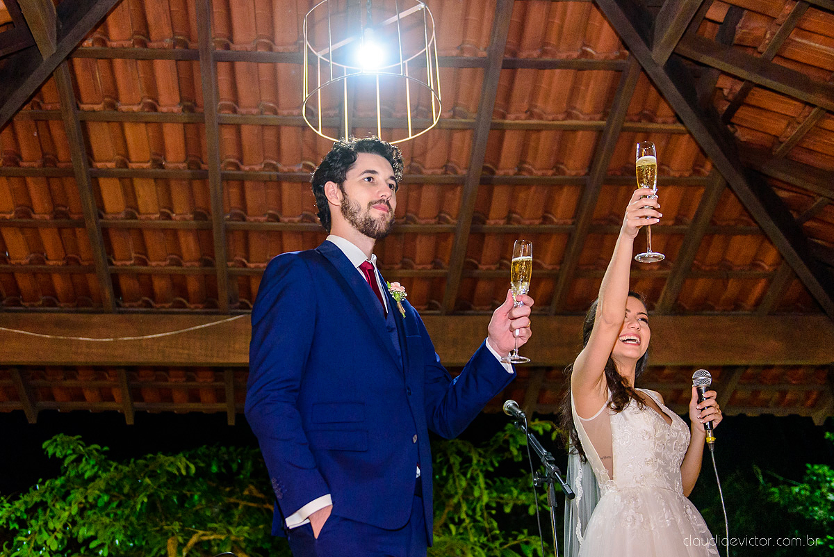 Lindo casamento realizado na fazenda encanto de linhares por fotógrafos de casamento de vila velha fotógrafos de casamento de vitória fotógrafos de casamento de serra espirito santo es com noivo noiva fist look e vestido com buquê de noiva