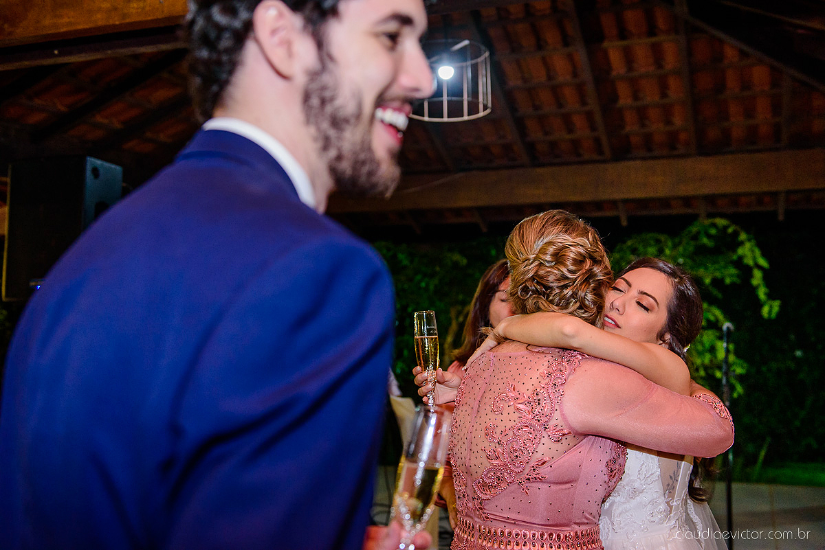 Lindo casamento realizado na fazenda encanto de linhares por fotógrafos de casamento de vila velha fotógrafos de casamento de vitória fotógrafos de casamento de serra espirito santo es com noivo noiva fist look e vestido com buquê de noiva